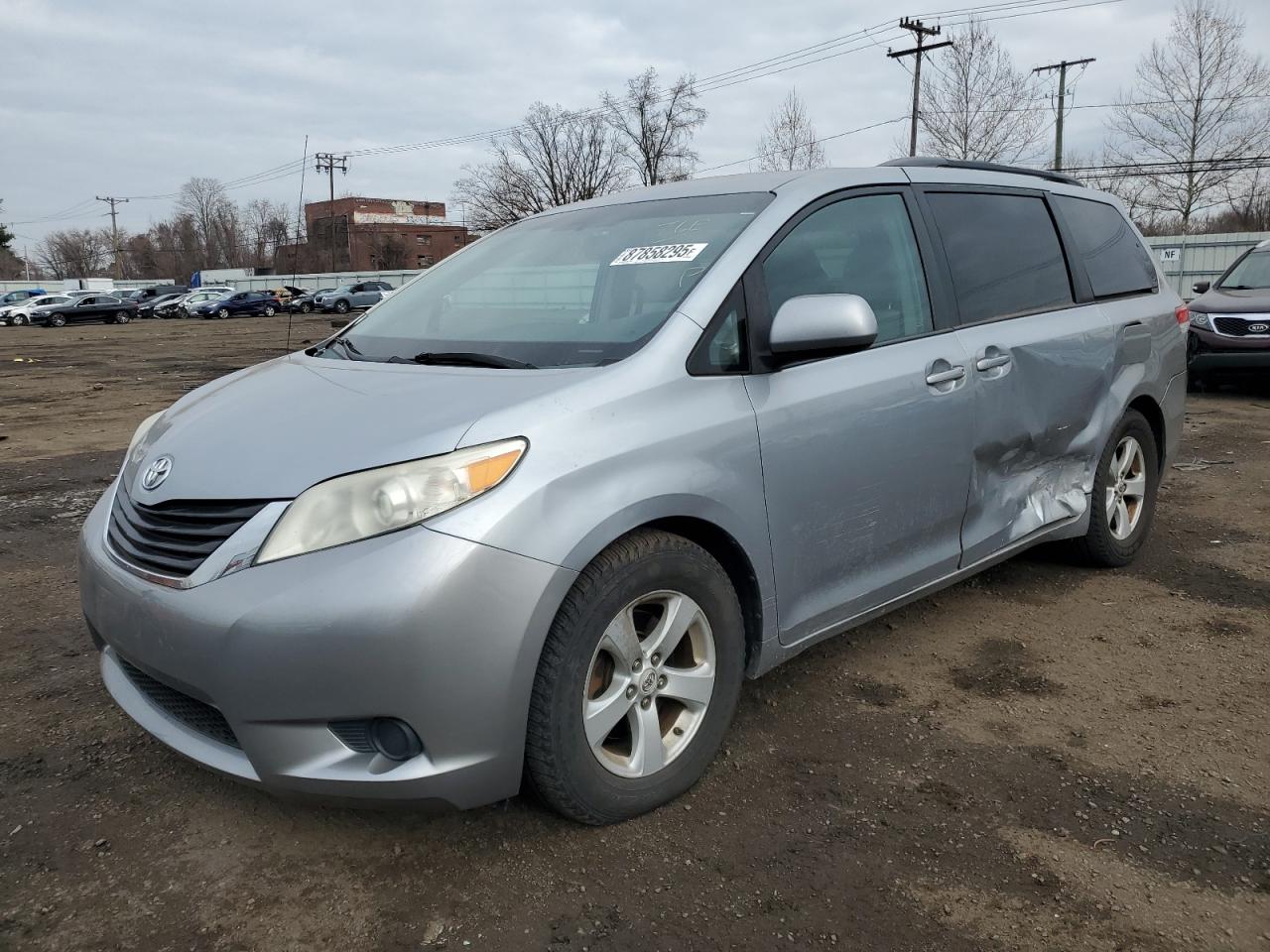 TOYOTA SIENNA LE 2011