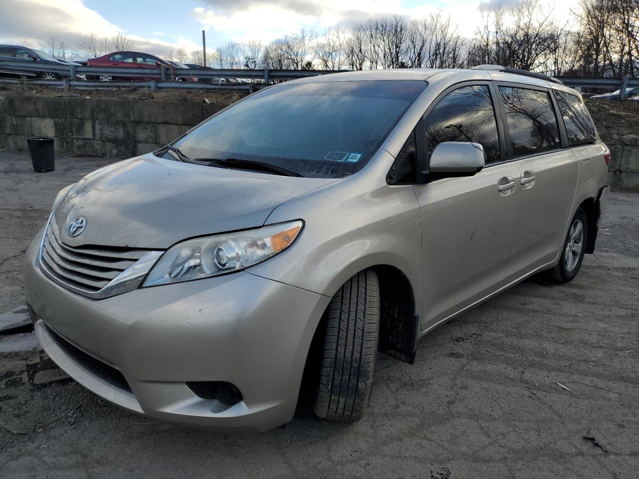 TOYOTA SIENNA LE 2015