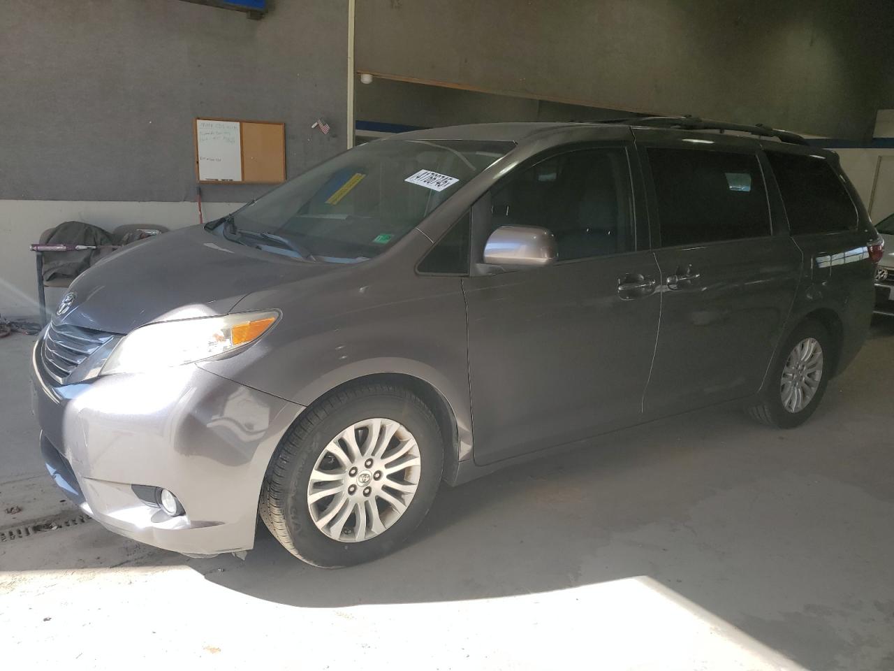 TOYOTA SIENNA XLE 2015