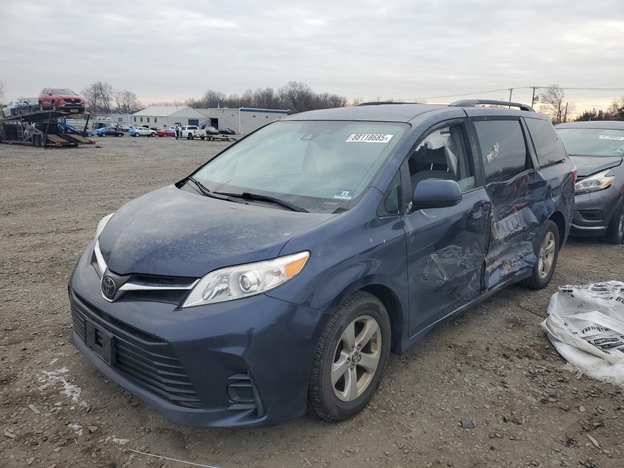 TOYOTA SIENNA LE 2019