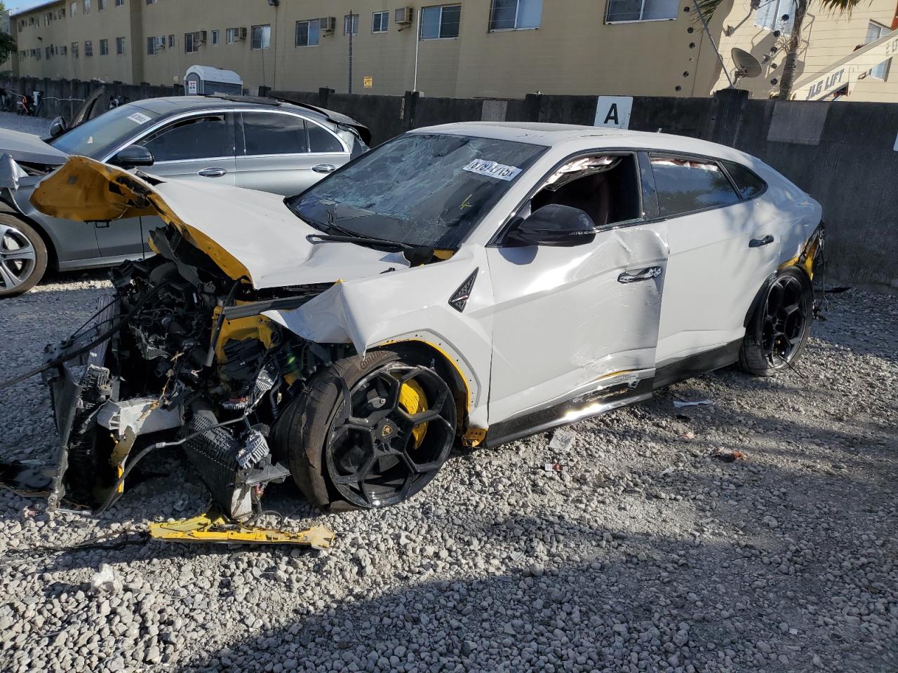 LAMBORGHINI URUS 2021
