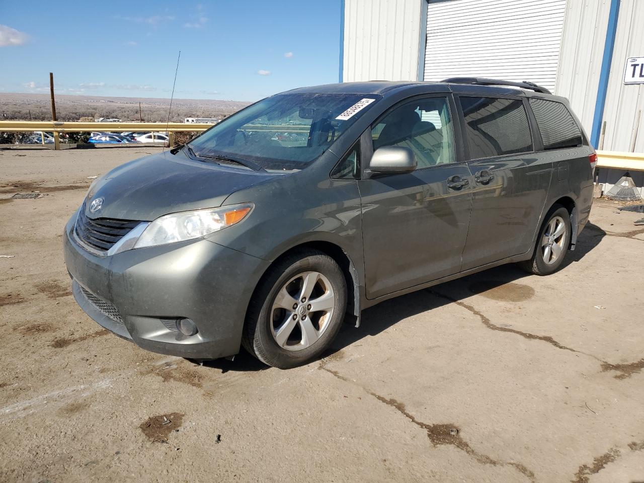 TOYOTA SIENNA LE 2011