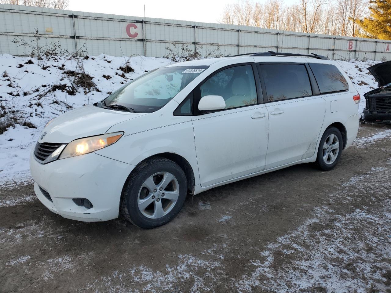 TOYOTA SIENNA LE 2011