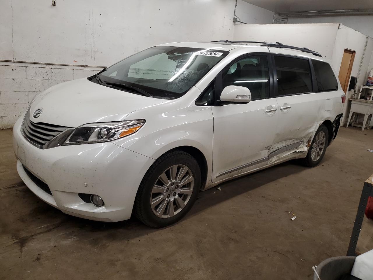 TOYOTA SIENNA XLE 2017
