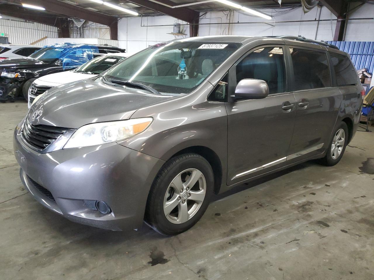 TOYOTA SIENNA LE 2013