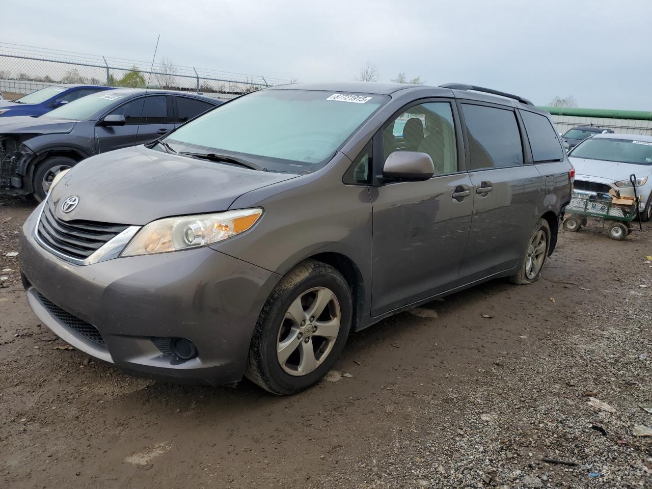 TOYOTA SIENNA LE 2013