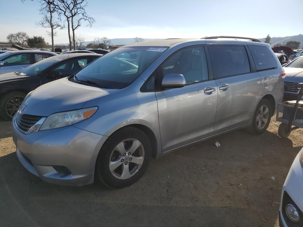 TOYOTA SIENNA LE 2011