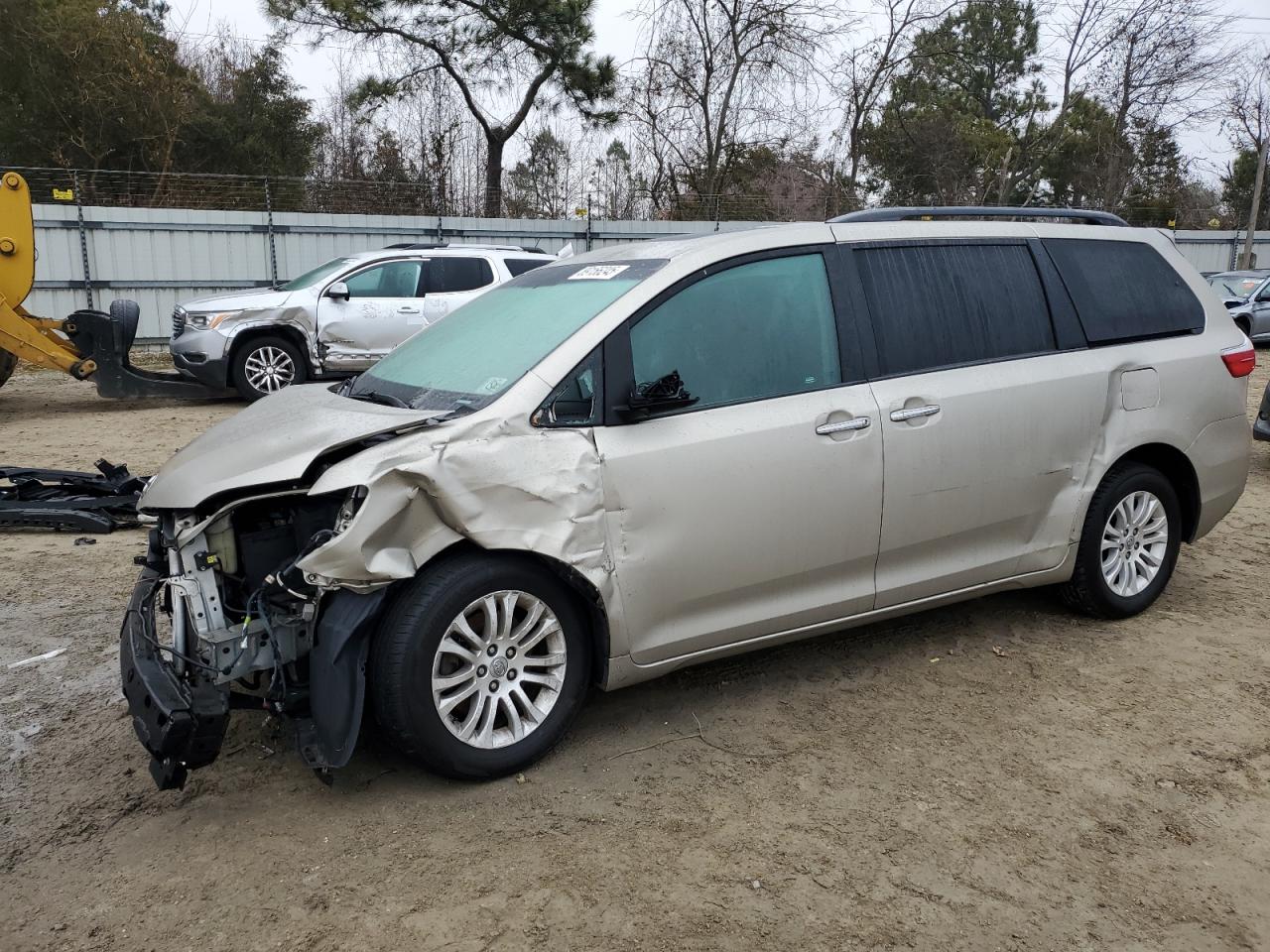 TOYOTA SIENNA XLE 2017