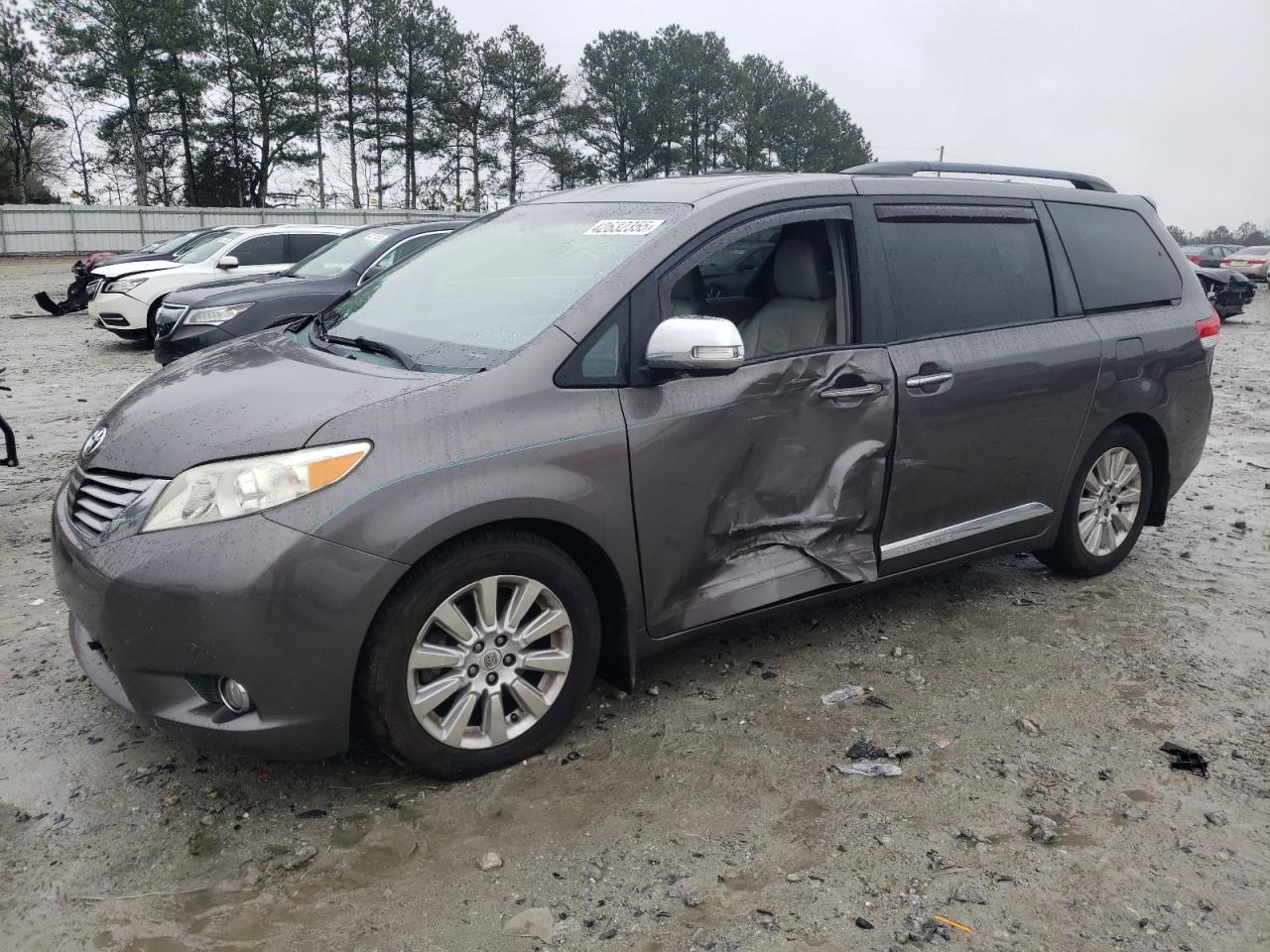 TOYOTA SIENNA XLE 2013