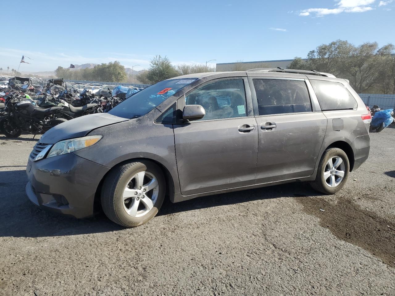 TOYOTA SIENNA LE 2013