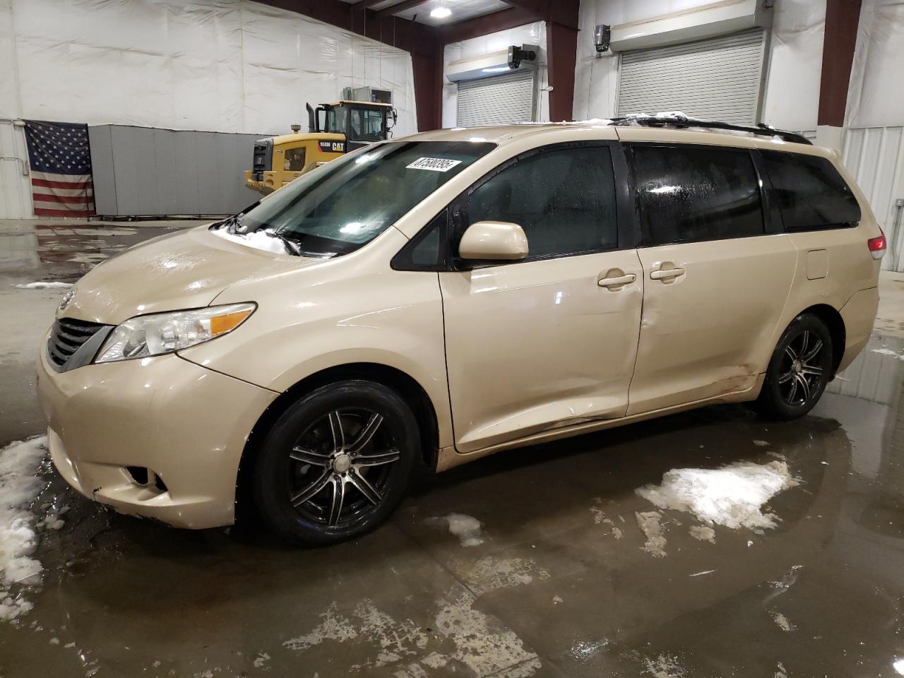 TOYOTA SIENNA LE 2011