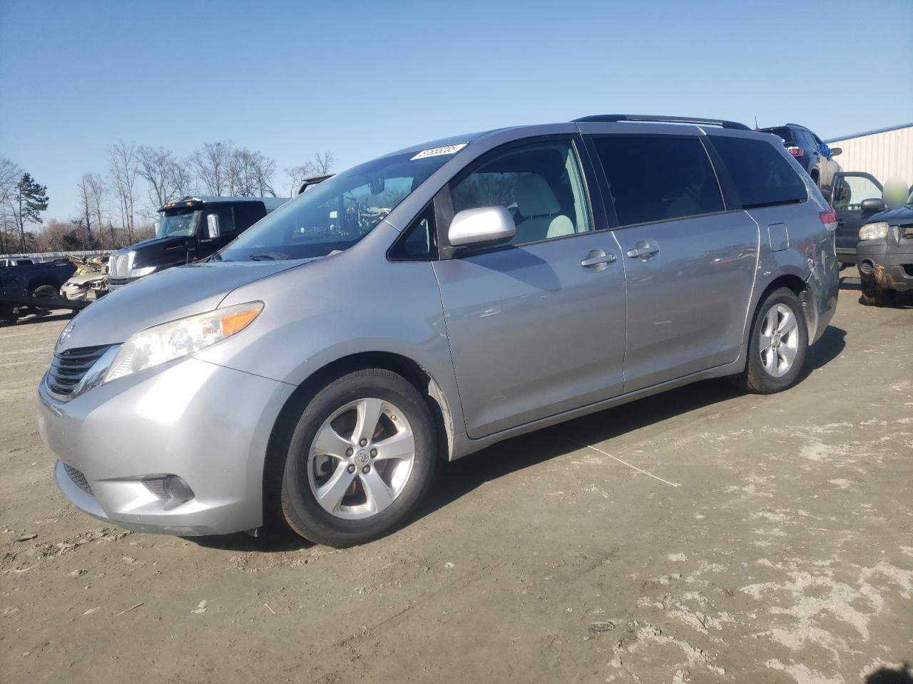 TOYOTA SIENNA LE 2013