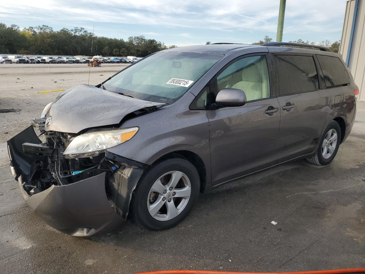 TOYOTA SIENNA LE 2011