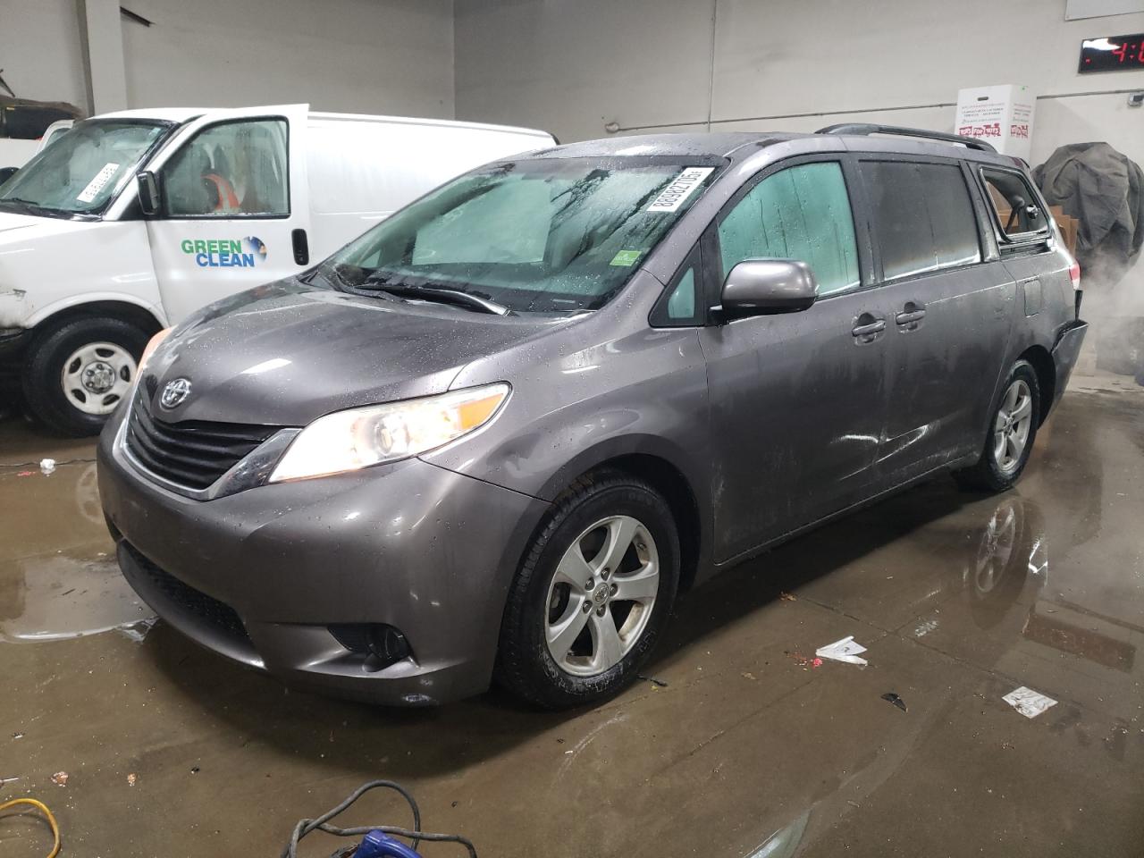 TOYOTA SIENNA LE 2011