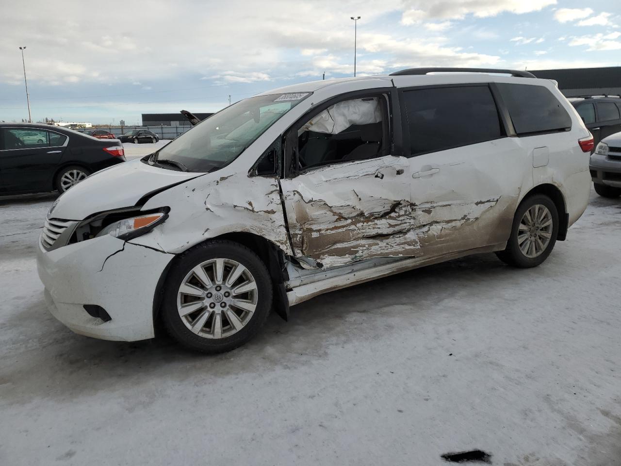TOYOTA SIENNA LE 2017