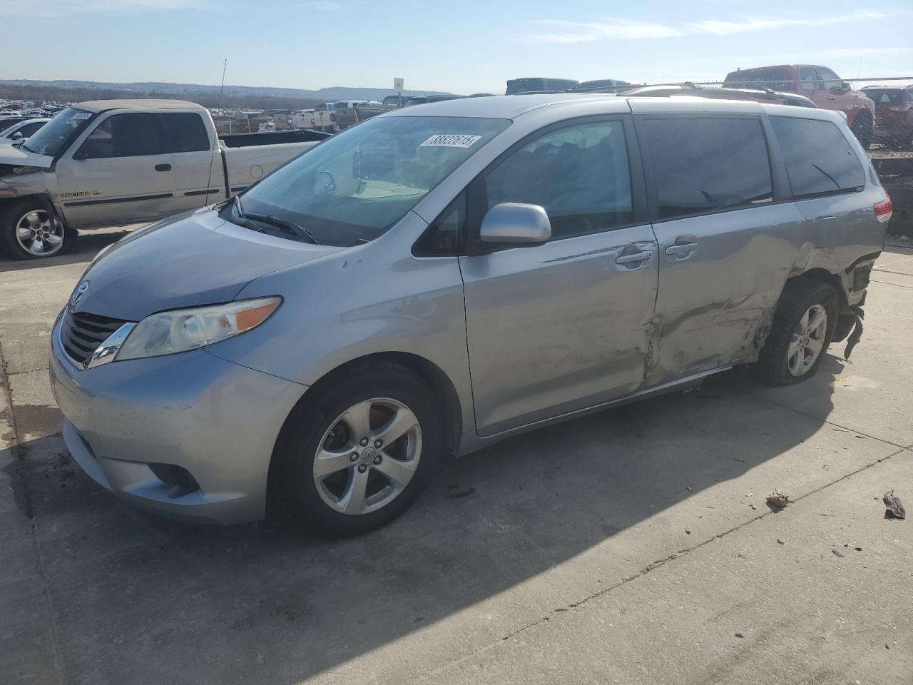 TOYOTA SIENNA LE 2013