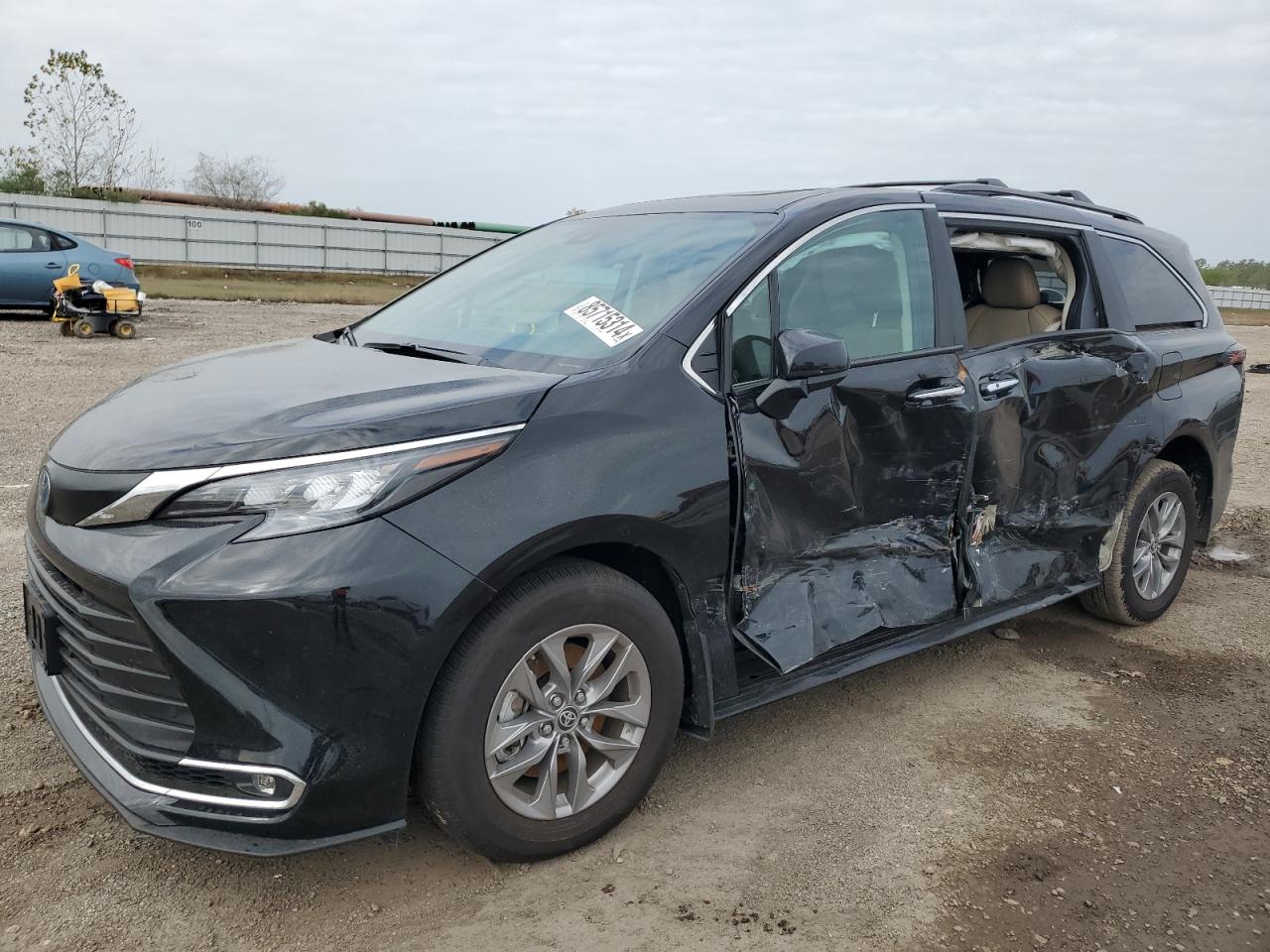 TOYOTA SIENNA XLE 2024