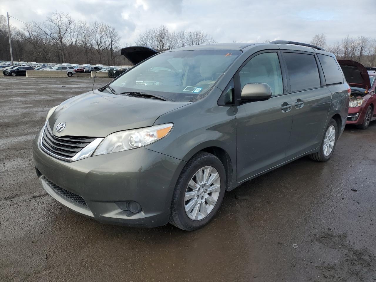 TOYOTA SIENNA LE 2012