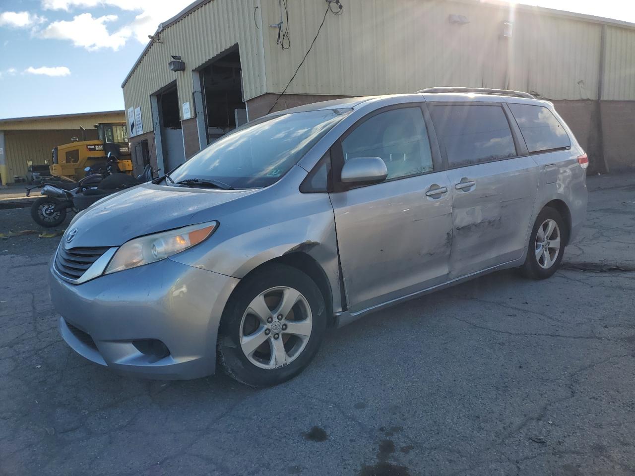 TOYOTA SIENNA LE 2012