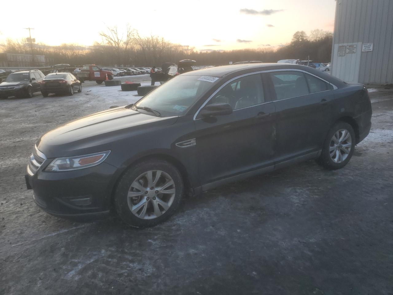 FORD TAURUS SEL 2010