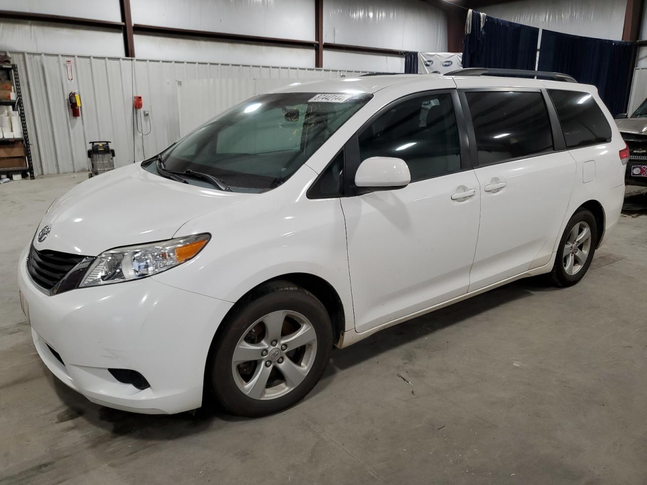 TOYOTA SIENNA LE 2012
