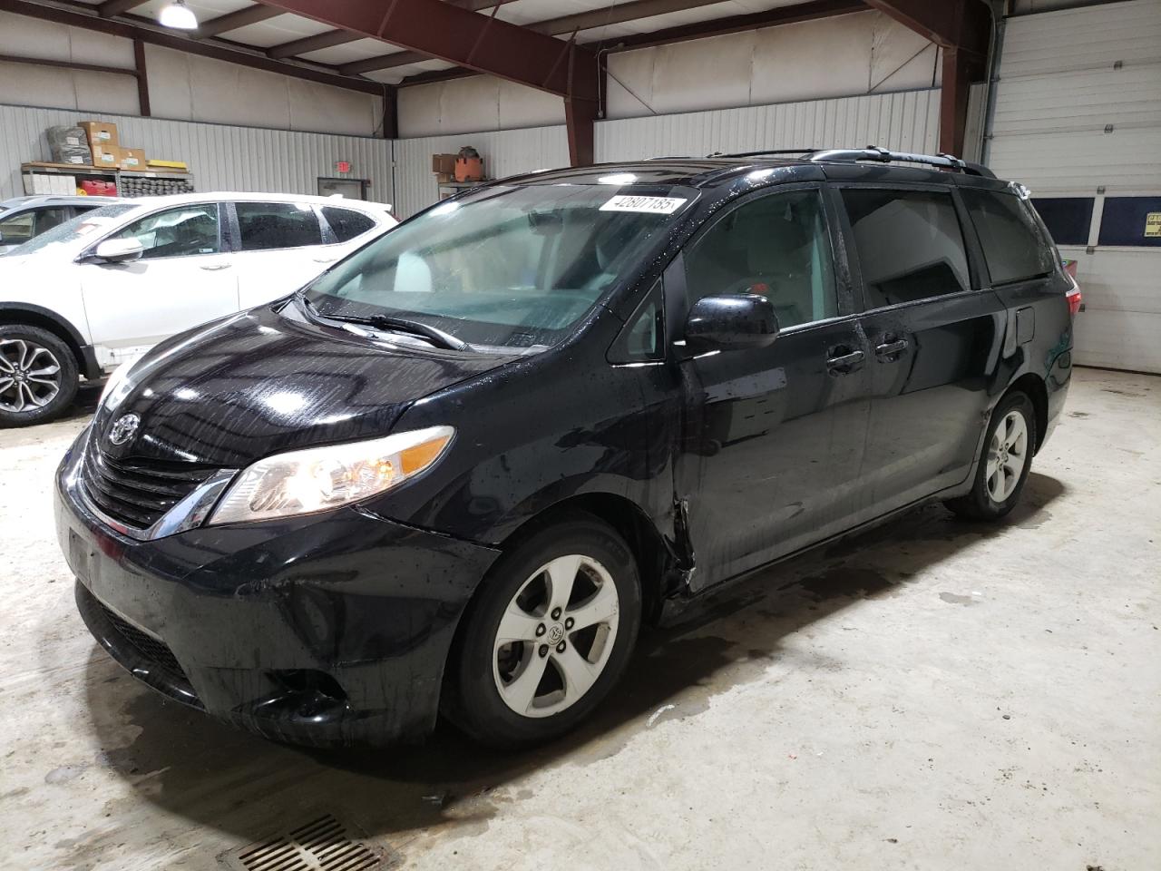 TOYOTA SIENNA LE 2017