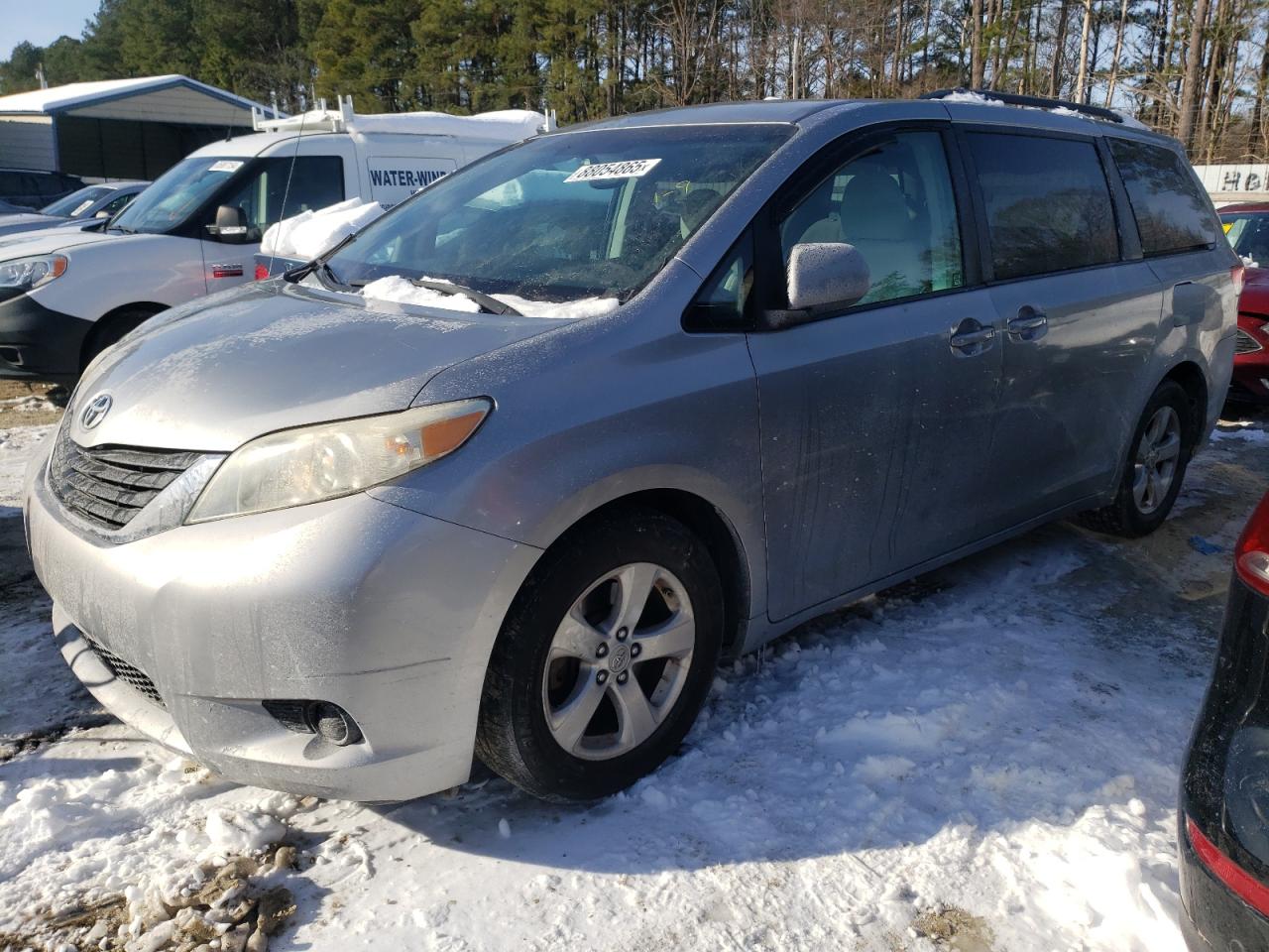 TOYOTA SIENNA LE 2011