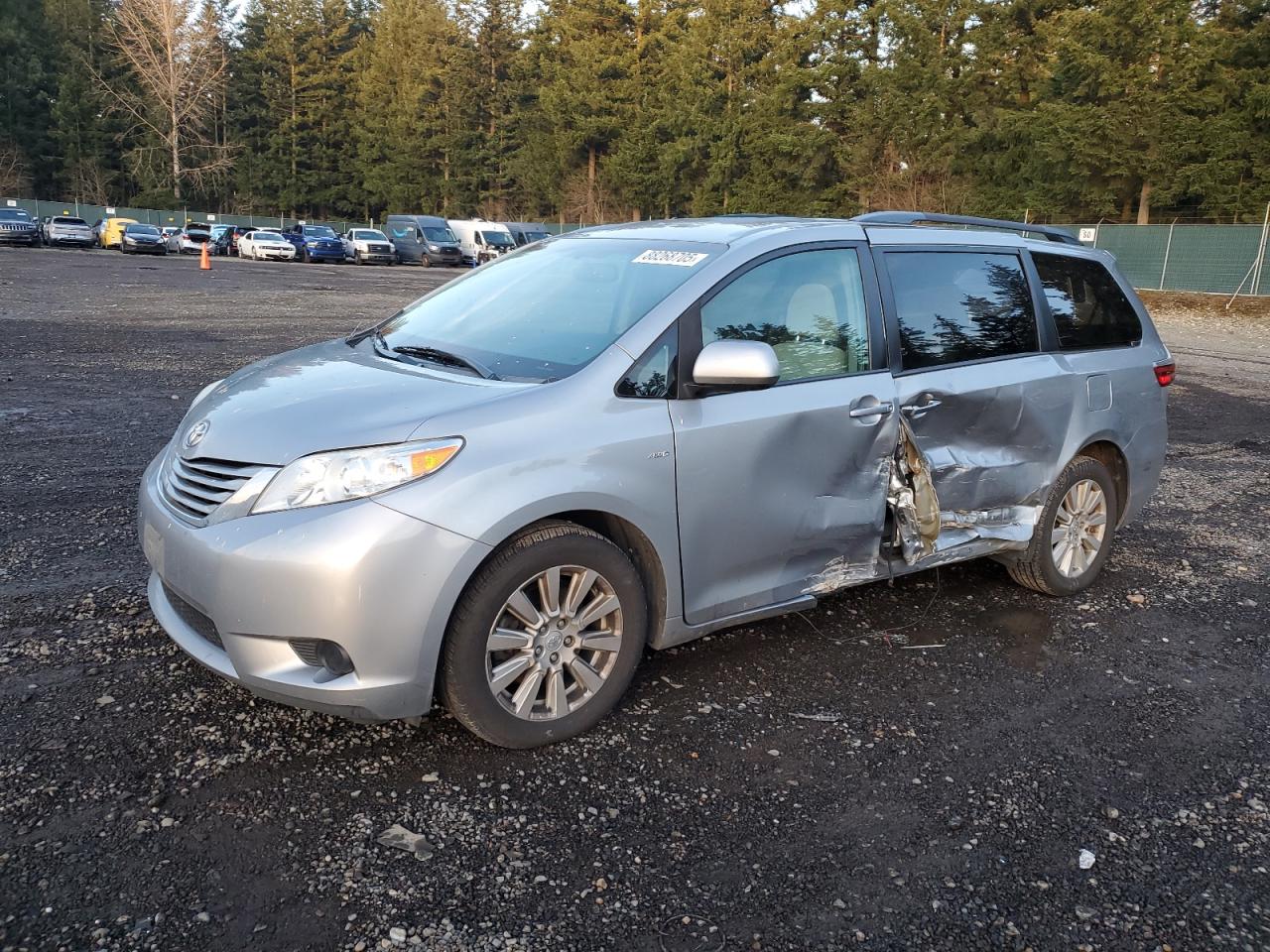 TOYOTA SIENNA LE 2017