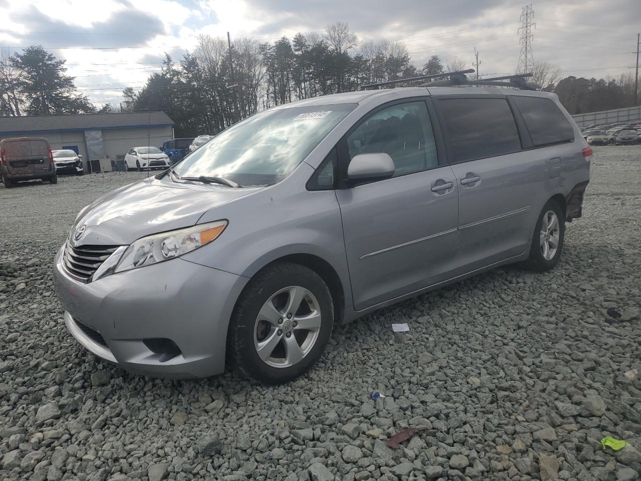 TOYOTA SIENNA LE 2012