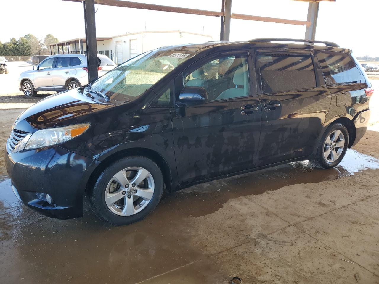 TOYOTA SIENNA LE 2015