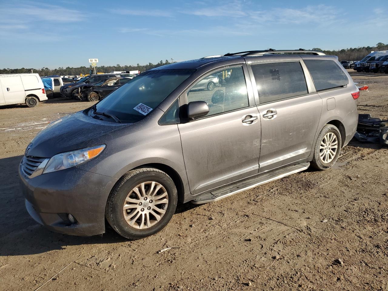 TOYOTA SIENNA XLE 2017
