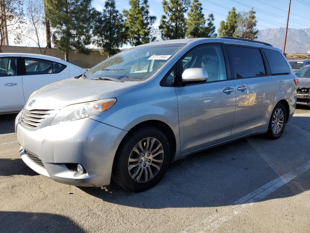 TOYOTA SIENNA XLE 2015