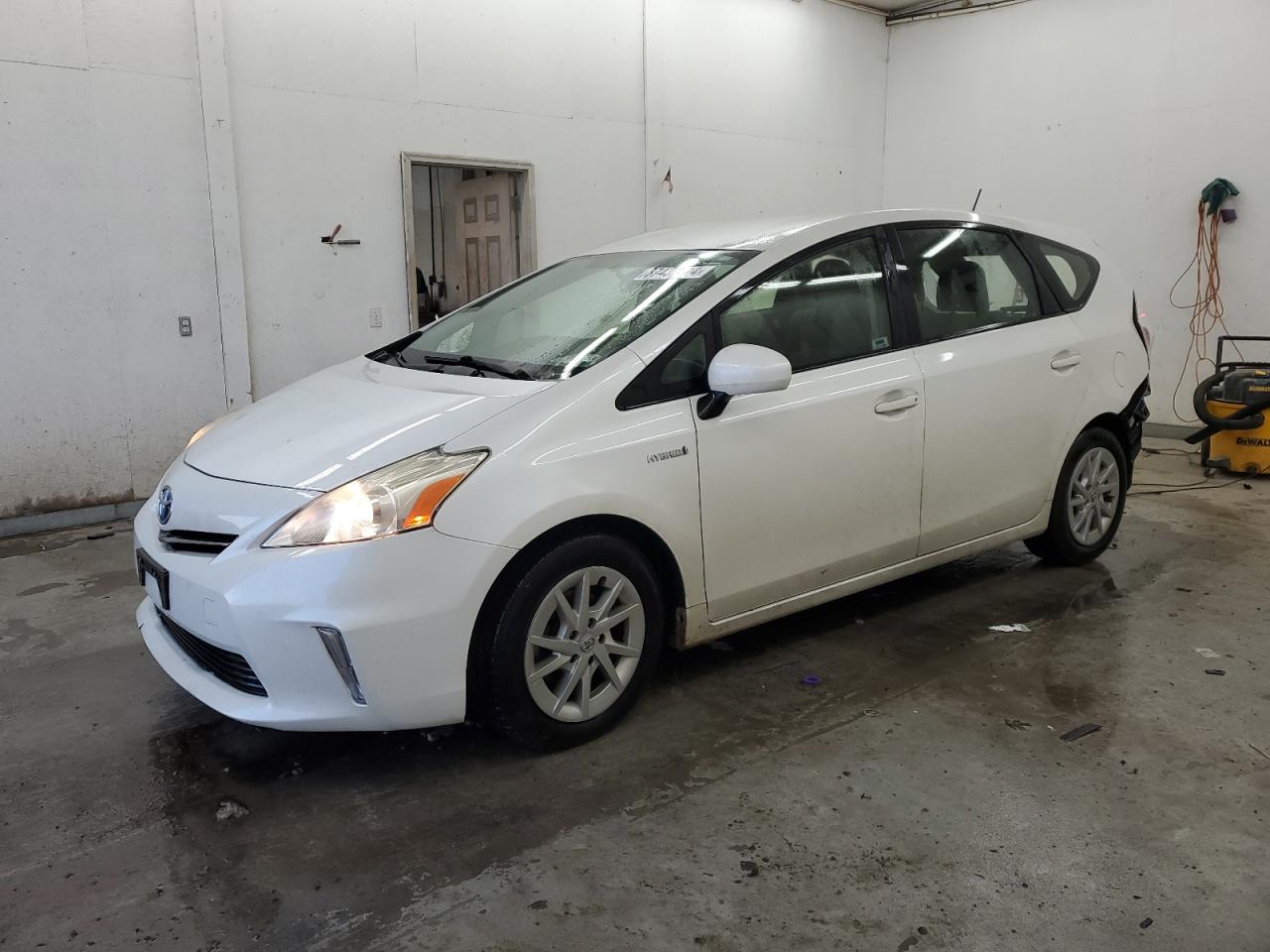 TOYOTA PRIUS V 2013