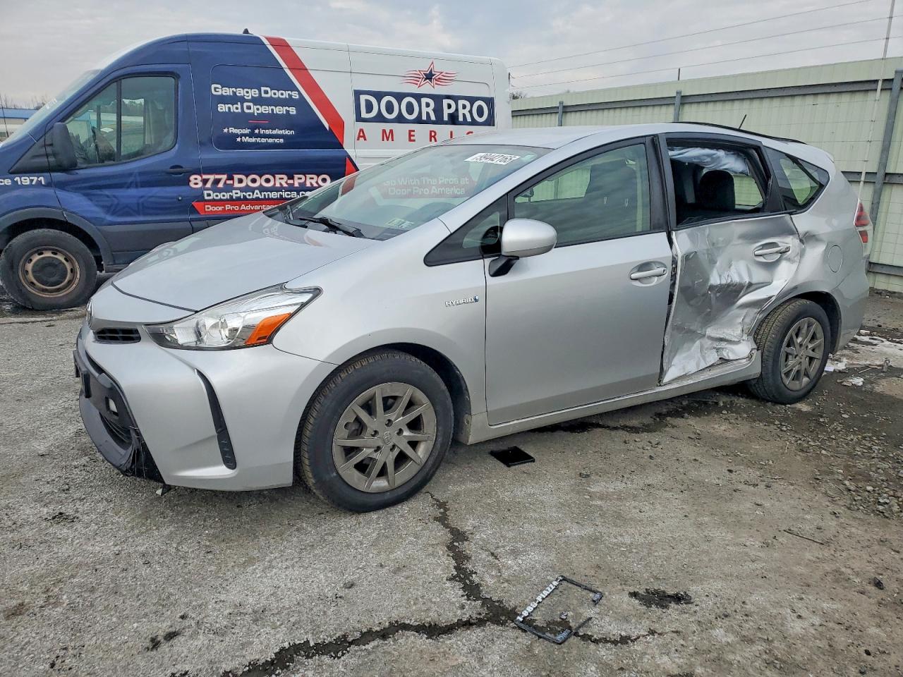 TOYOTA PRIUS V 2017
