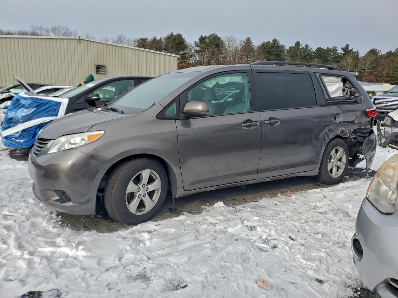TOYOTA SIENNA LE 2015