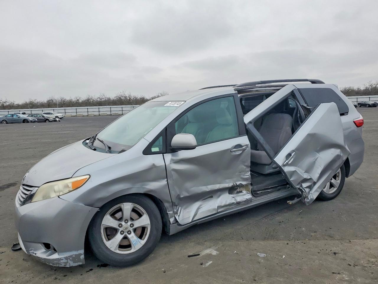 TOYOTA SIENNA LE 2015