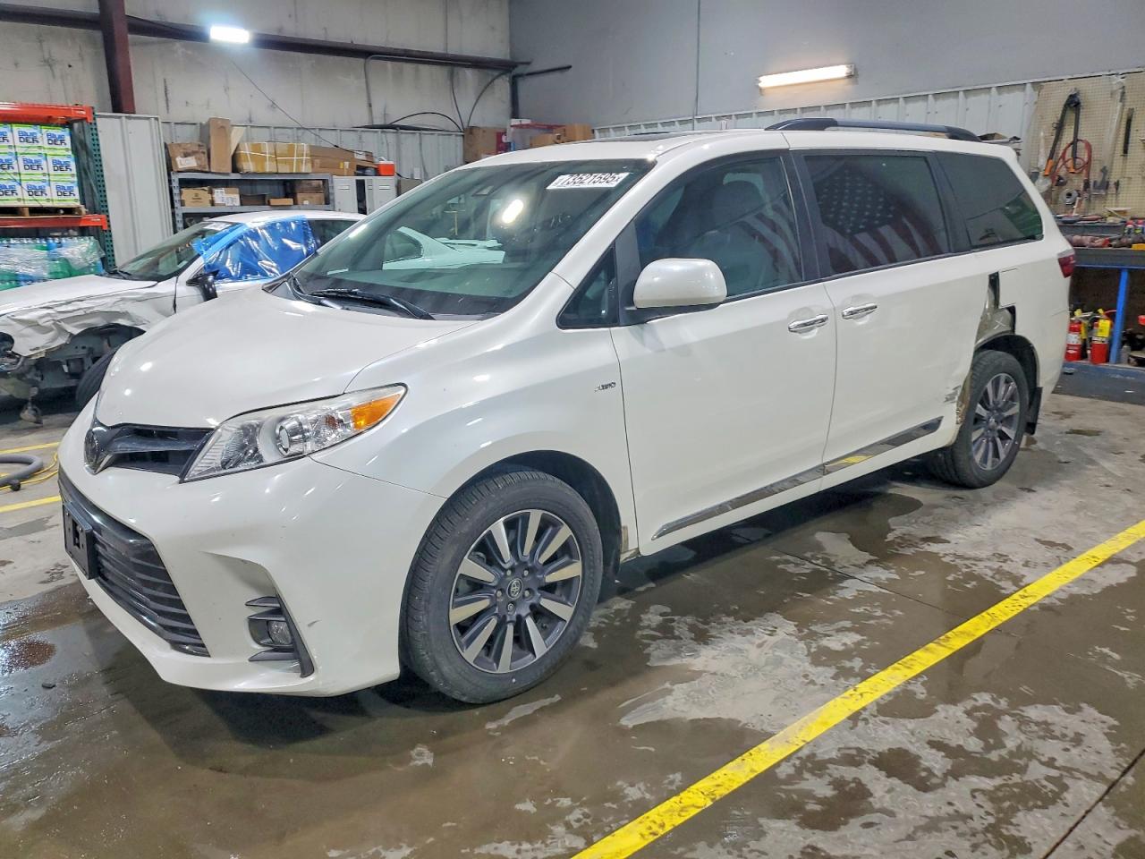 TOYOTA SIENNA XLE 2018