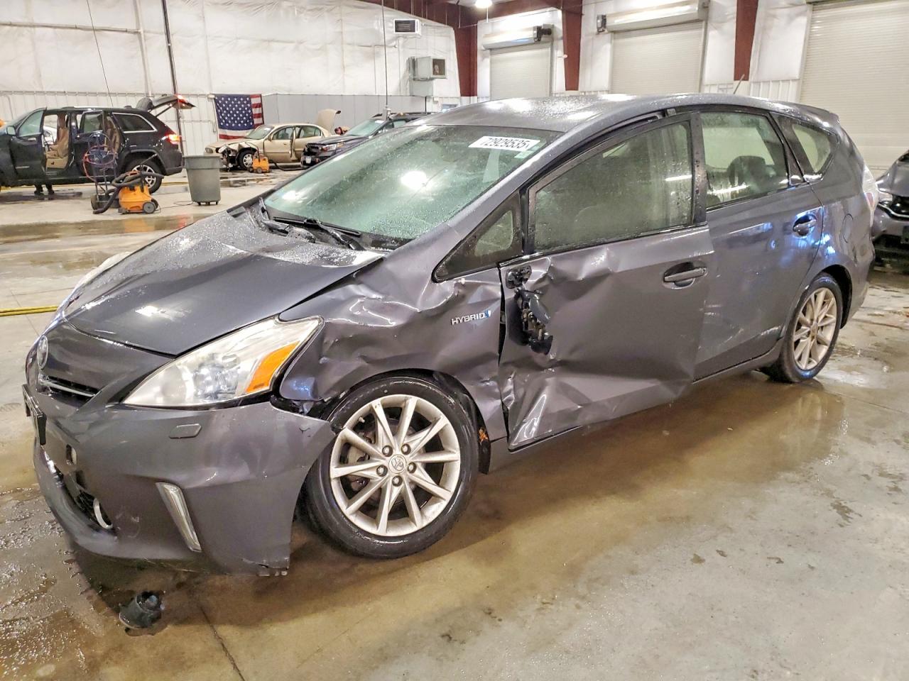 TOYOTA PRIUS V 2013