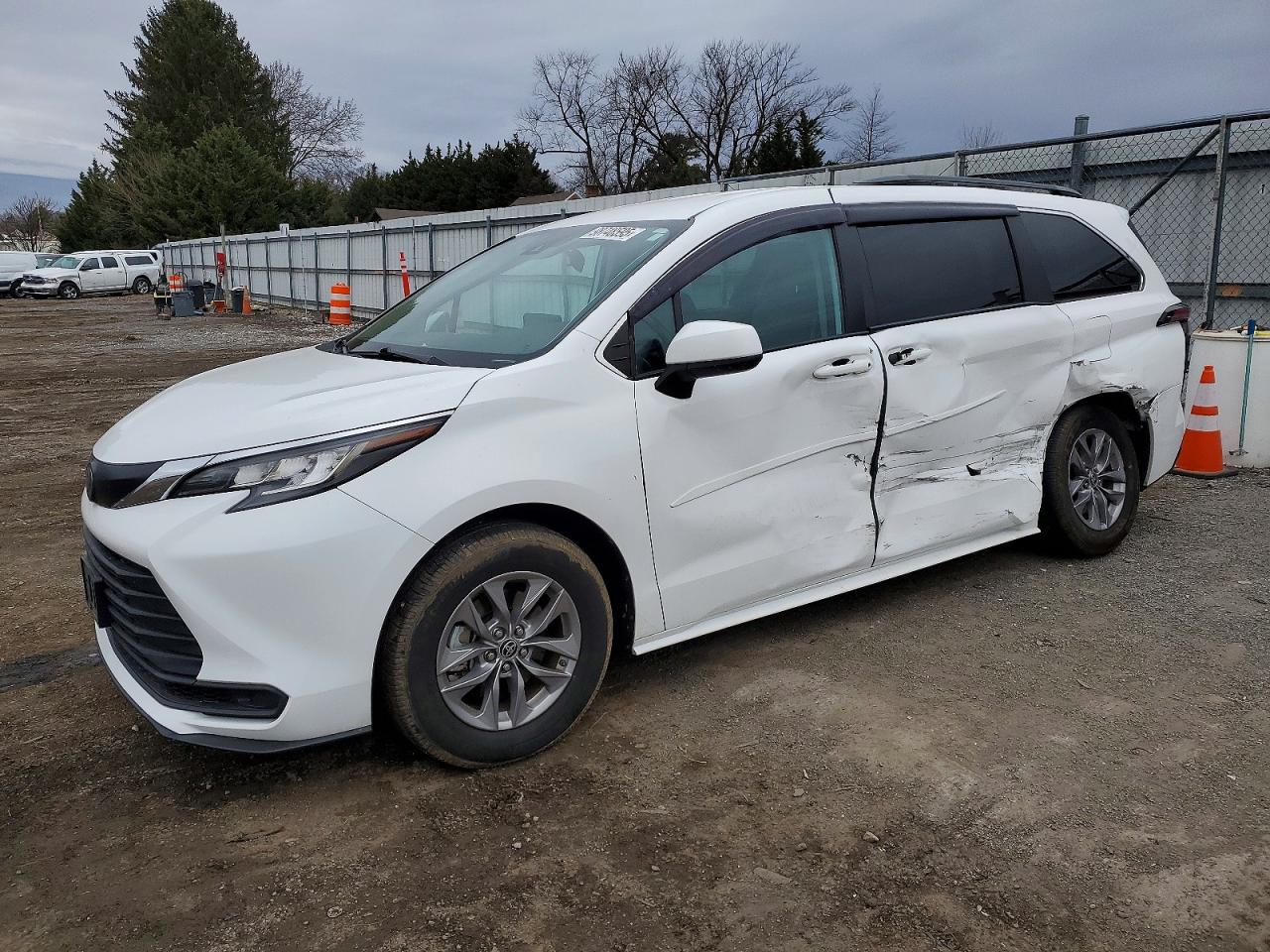 TOYOTA SIENNA LE 2022