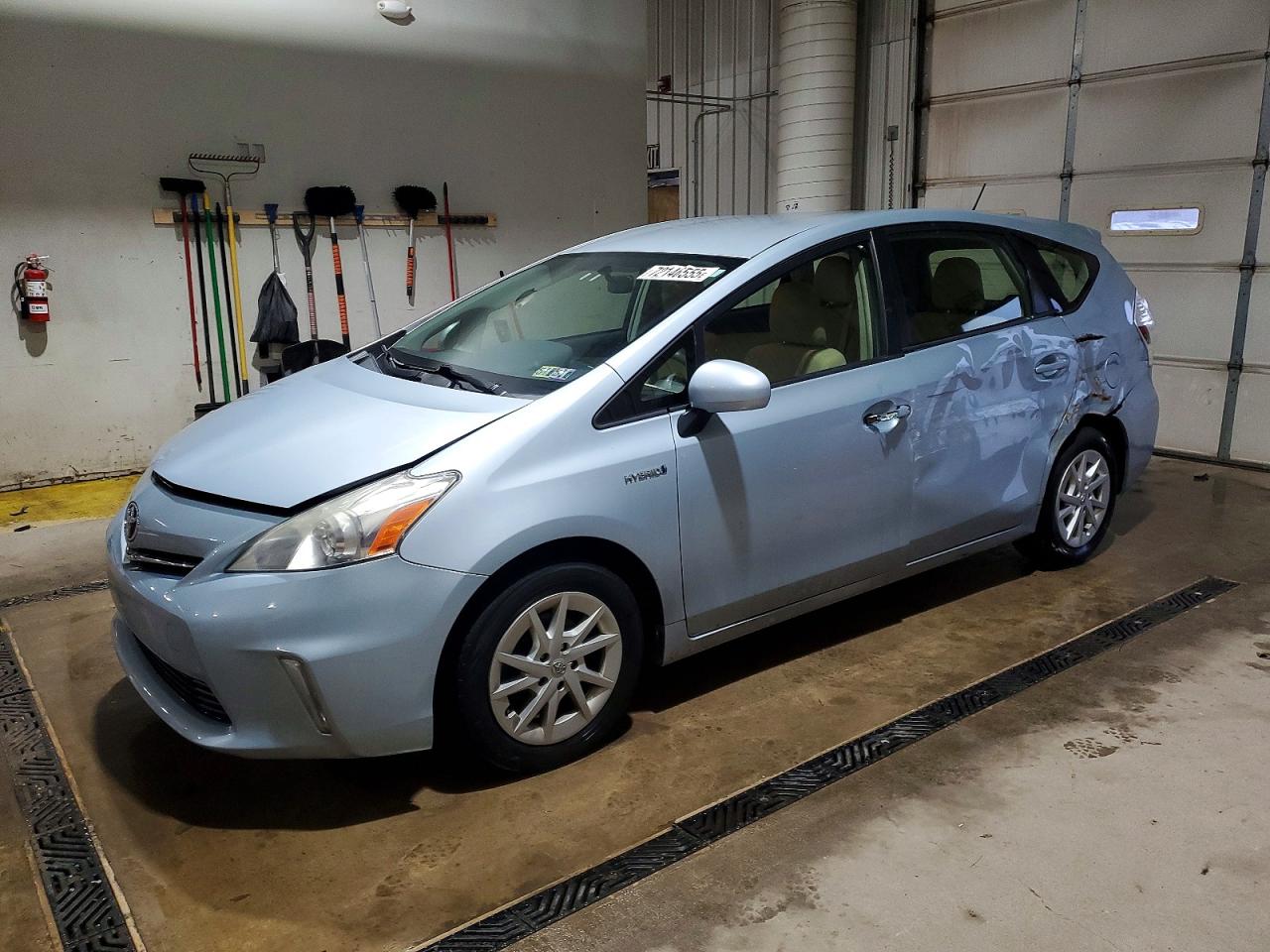 TOYOTA PRIUS V 2013