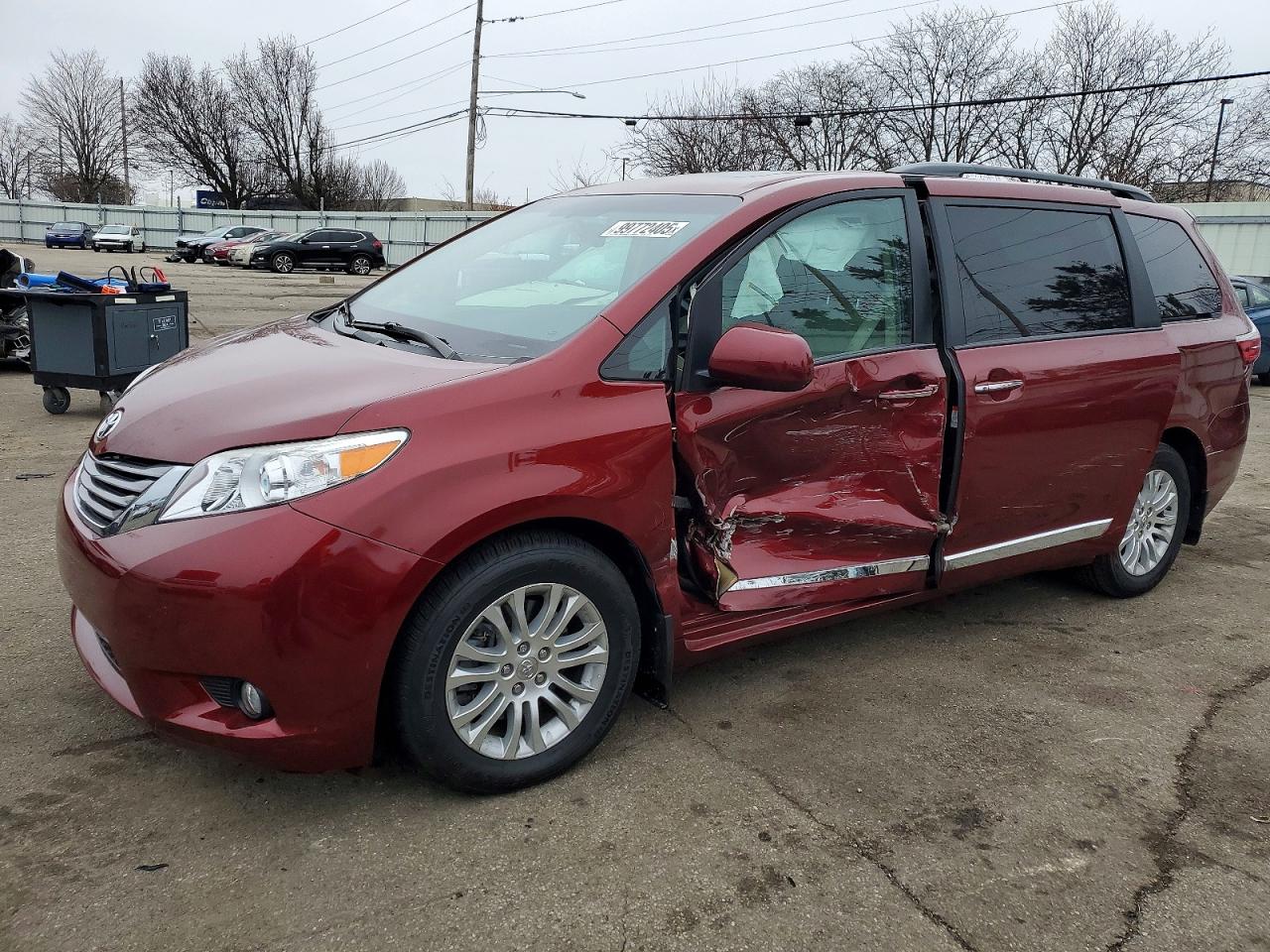 TOYOTA SIENNA XLE 2017