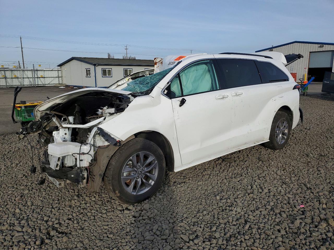 TOYOTA SIENNA LE 2024
