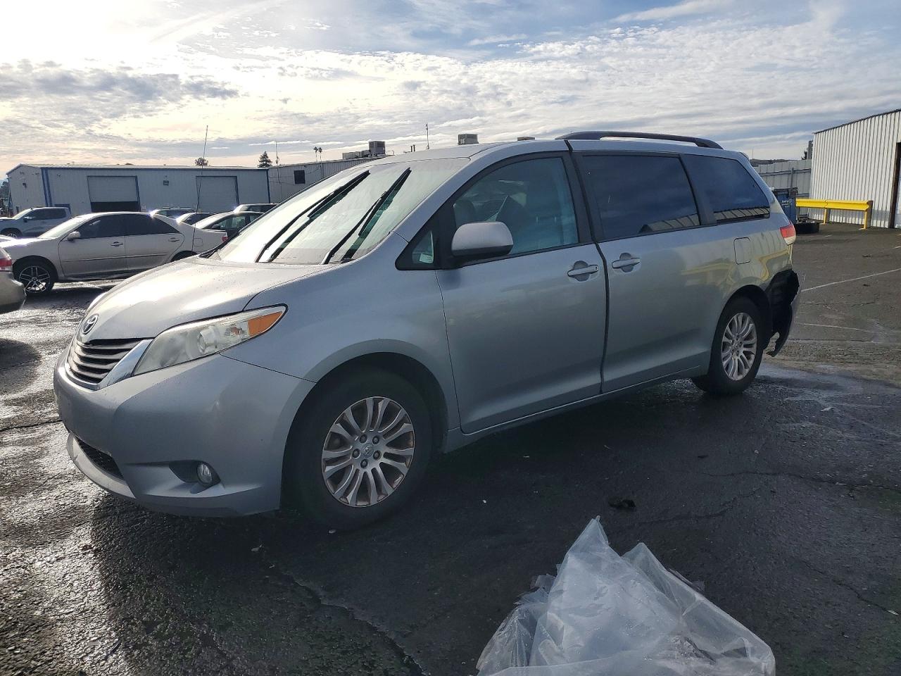 TOYOTA SIENNA XLE 2013