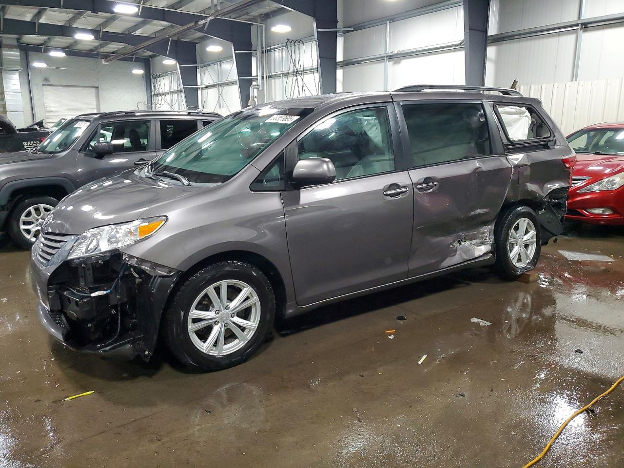 TOYOTA SIENNA XLE 2015