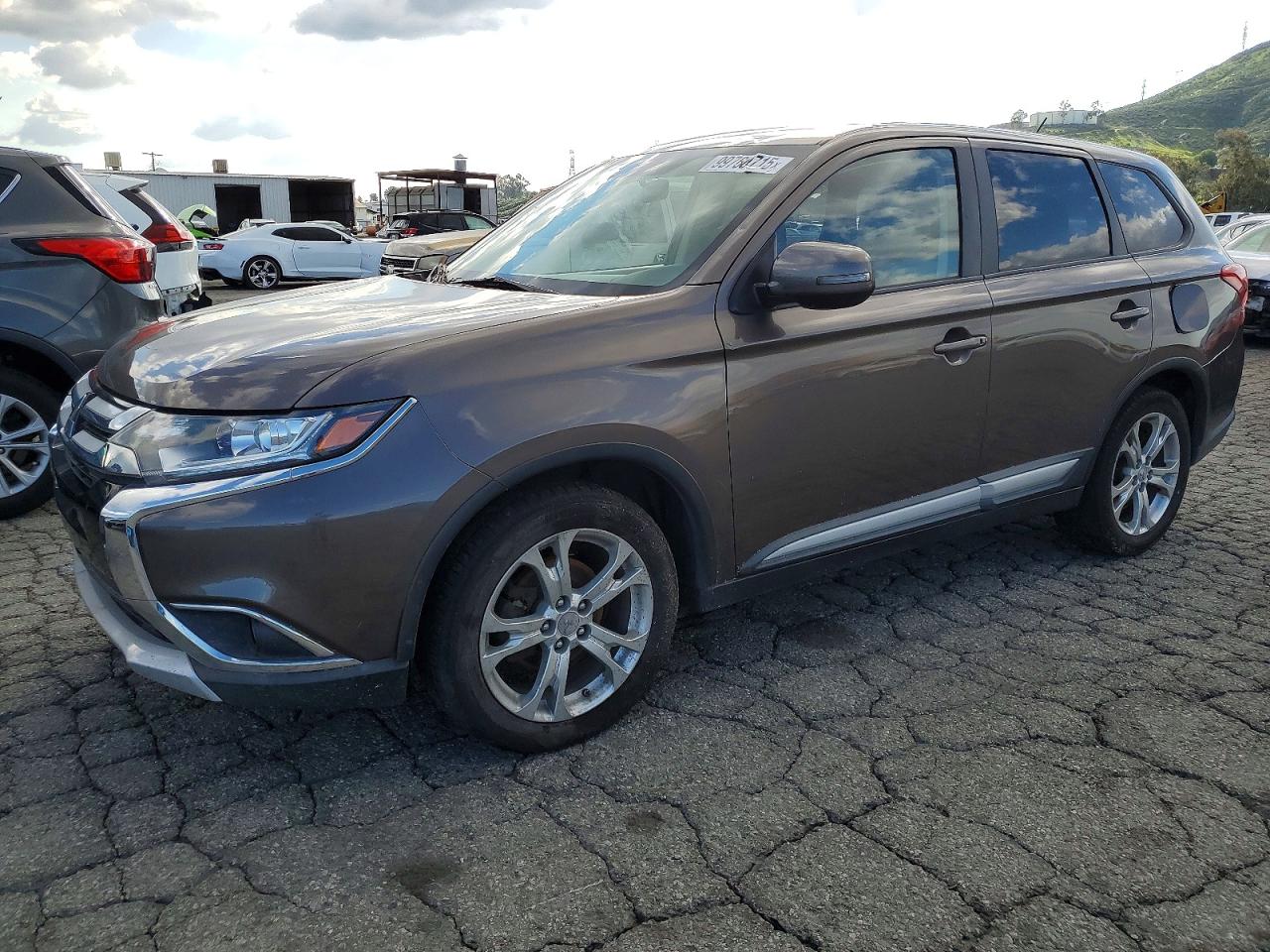 MITSUBISHI OUTLANDER 2016
