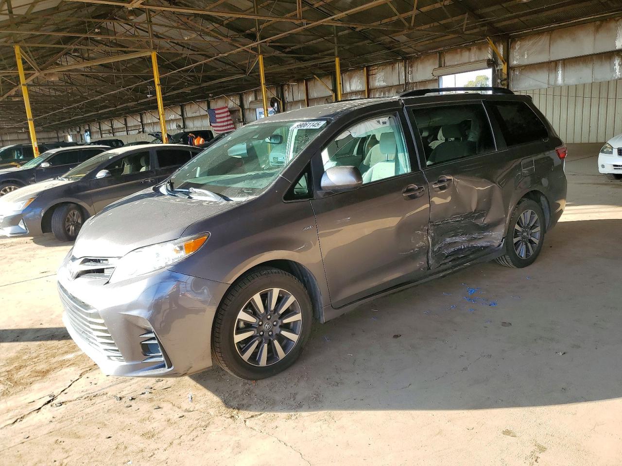 TOYOTA SIENNA LE 2018