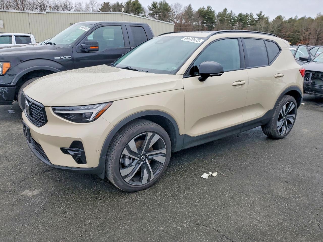VOLVO XC40 2025
