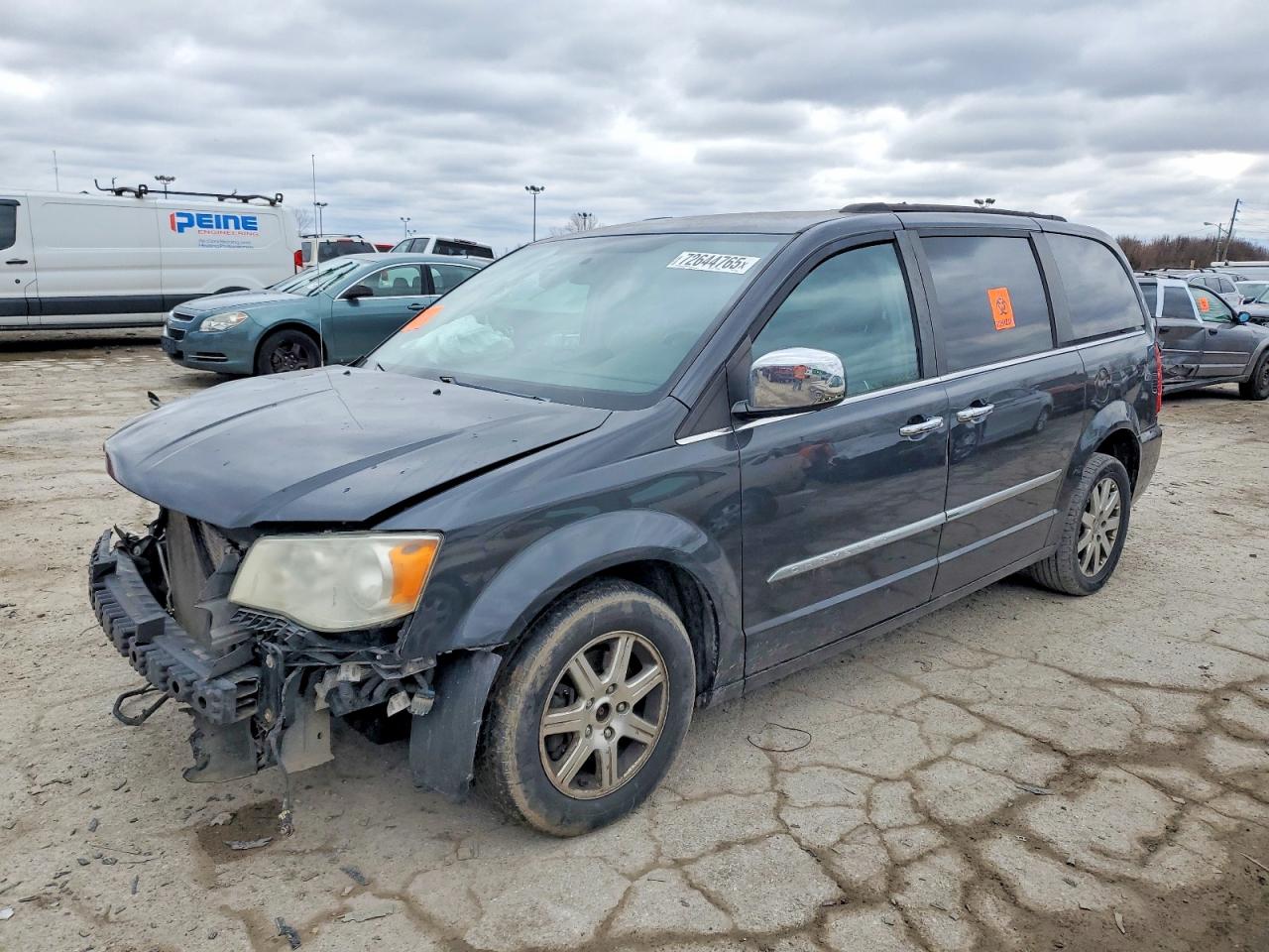 CHRYSLER TOWN & COUNTRY 2011