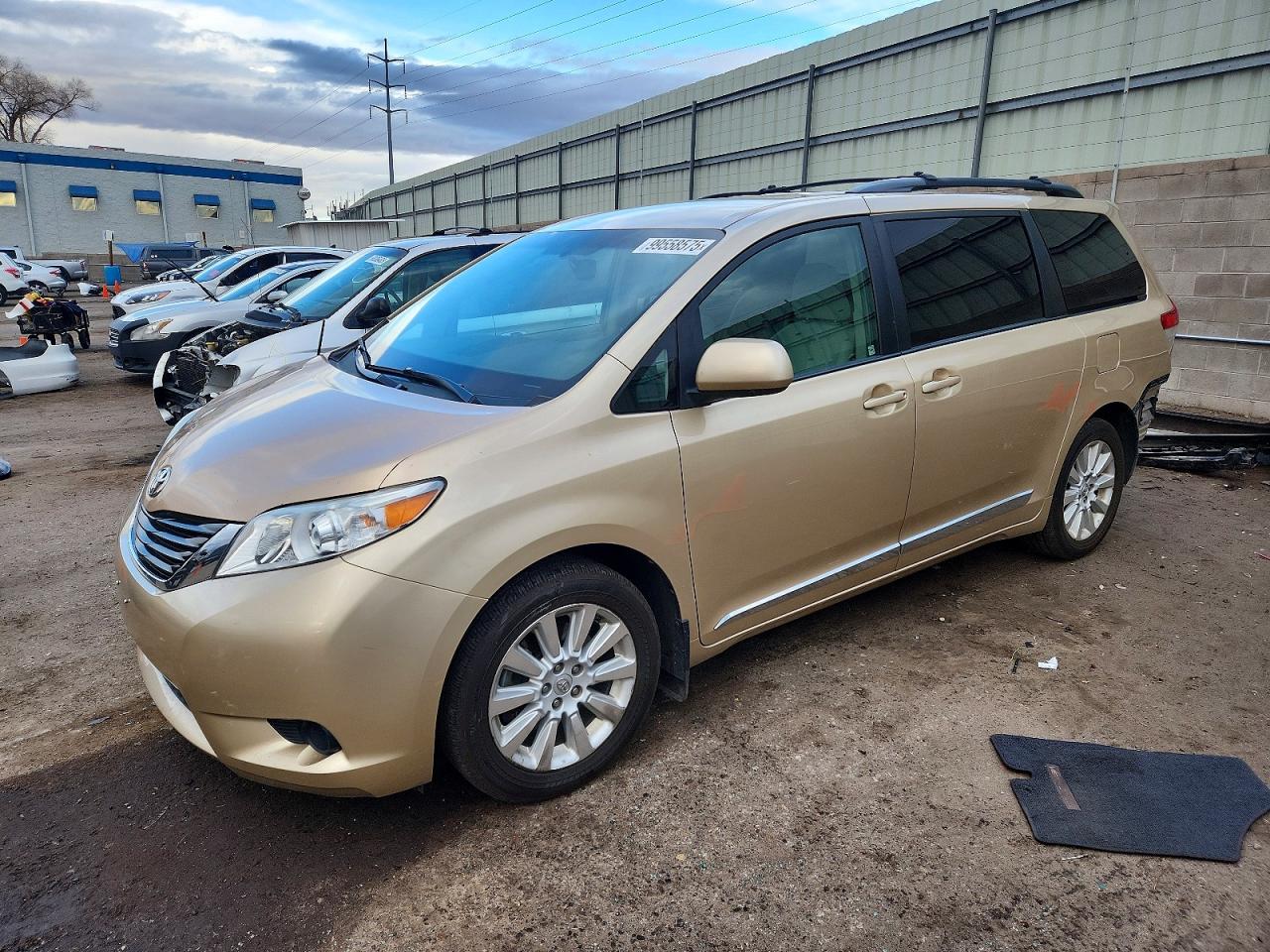 TOYOTA SIENNA LE 2012
