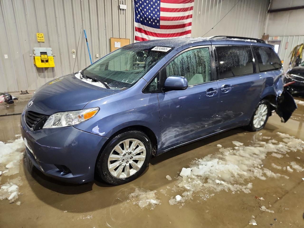 TOYOTA SIENNA LE 2014